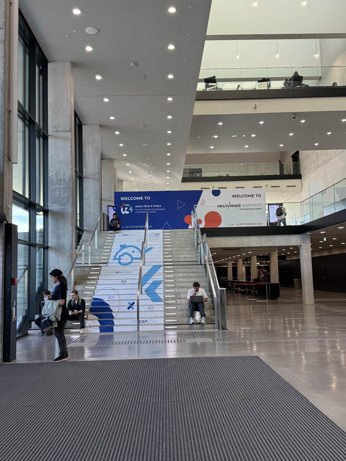 The CityCube entrance hall with the registration desks