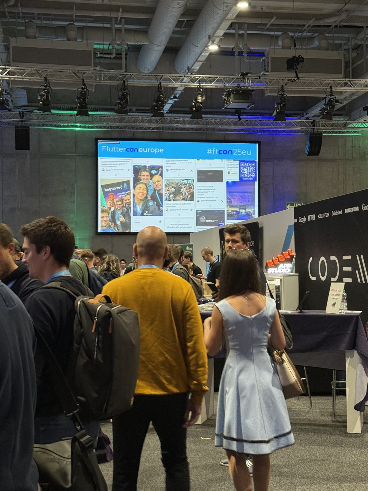 The crowd on the expo floor between sessions