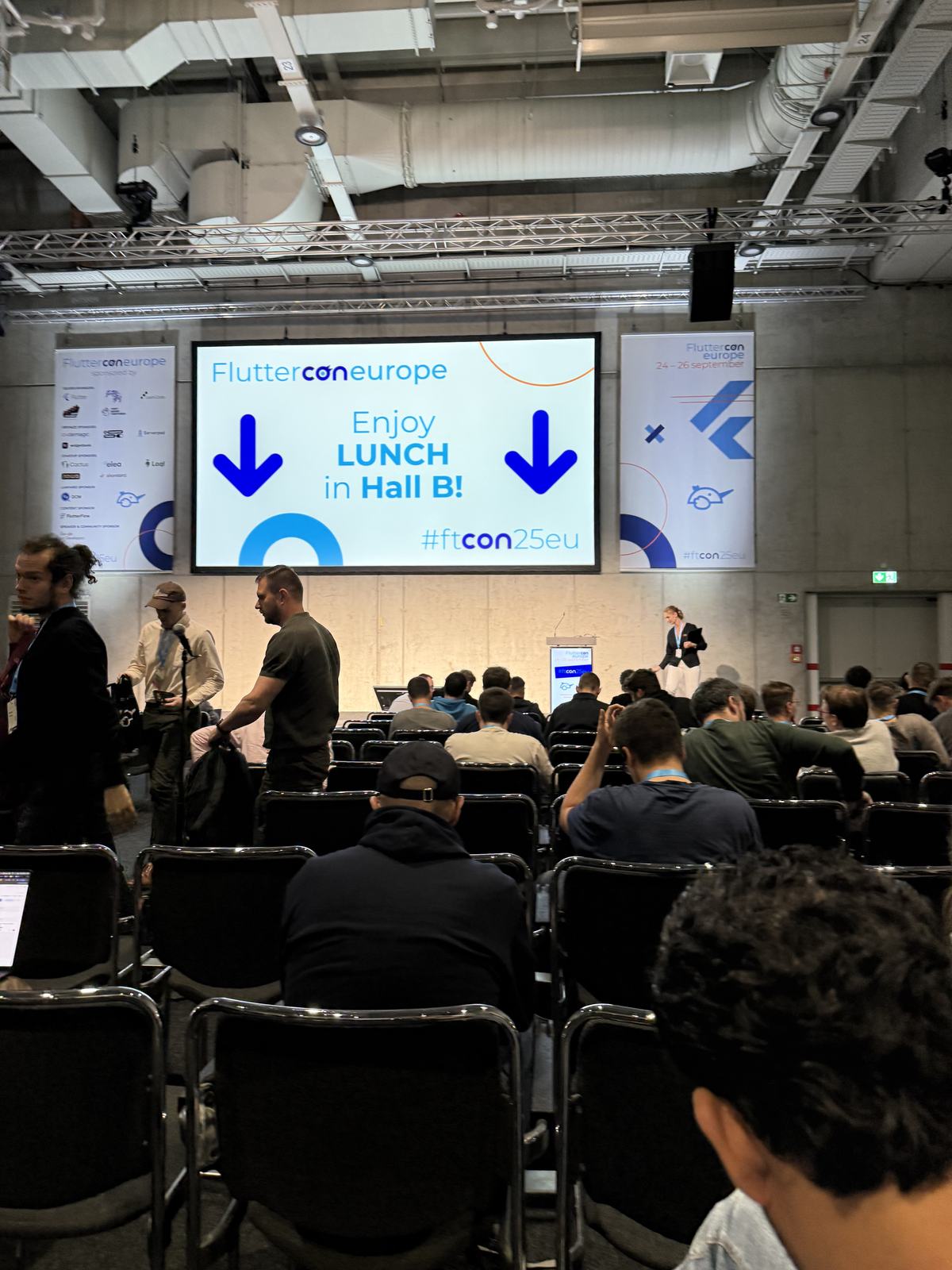 Screen announcing lunch in Hall B at Fluttercon Europe