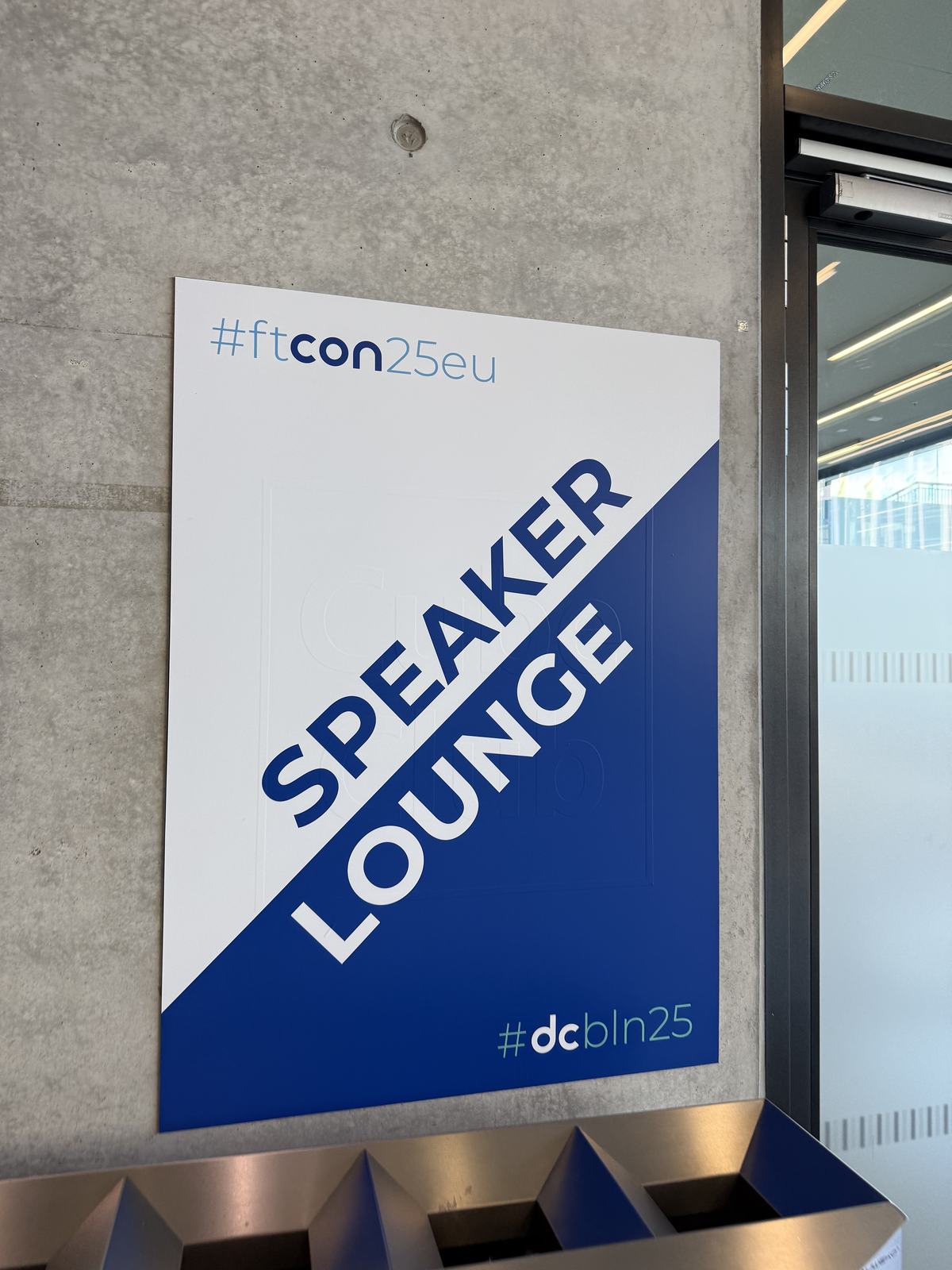 The Speaker Lounge sign with the ftcon25eu and dcbln25 hashtags