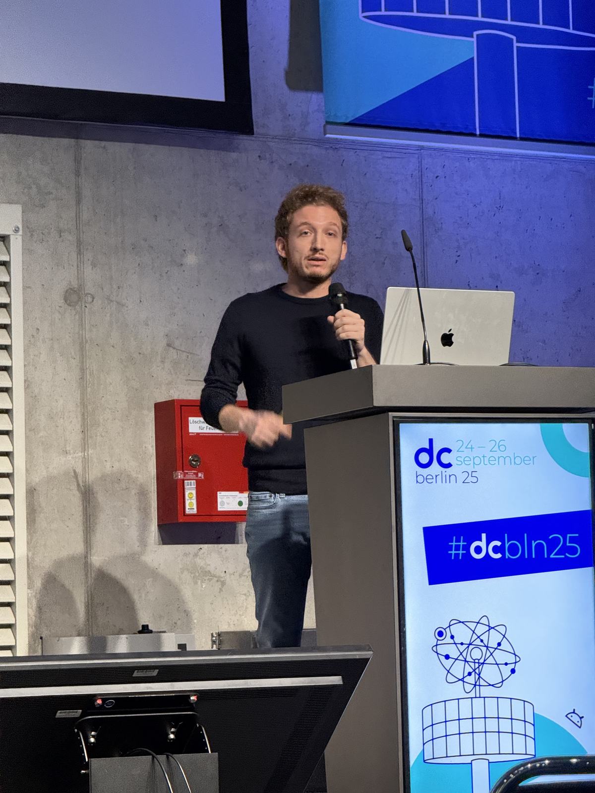 Salvatore Matrisciano speaking at the droidcon Berlin podium