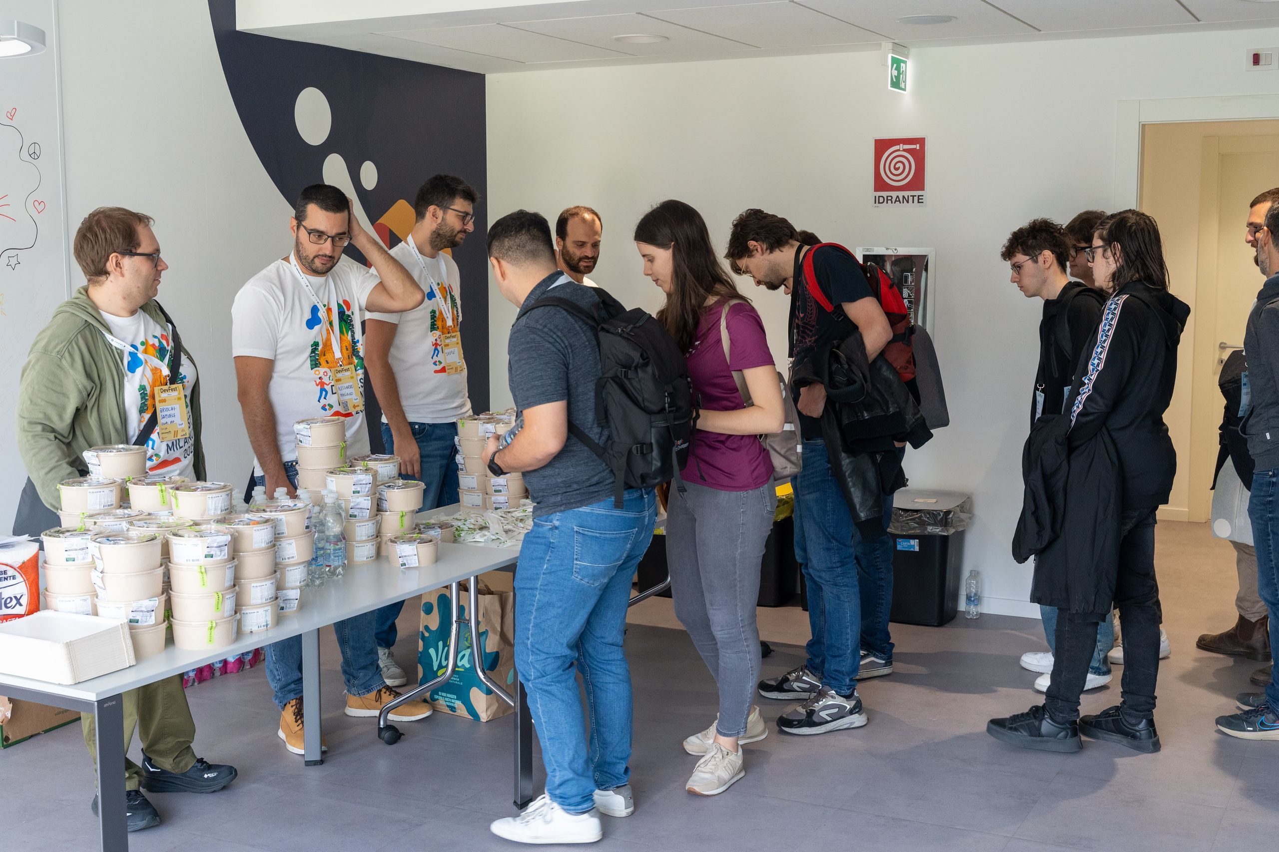 The queue at the table of lunch boxes