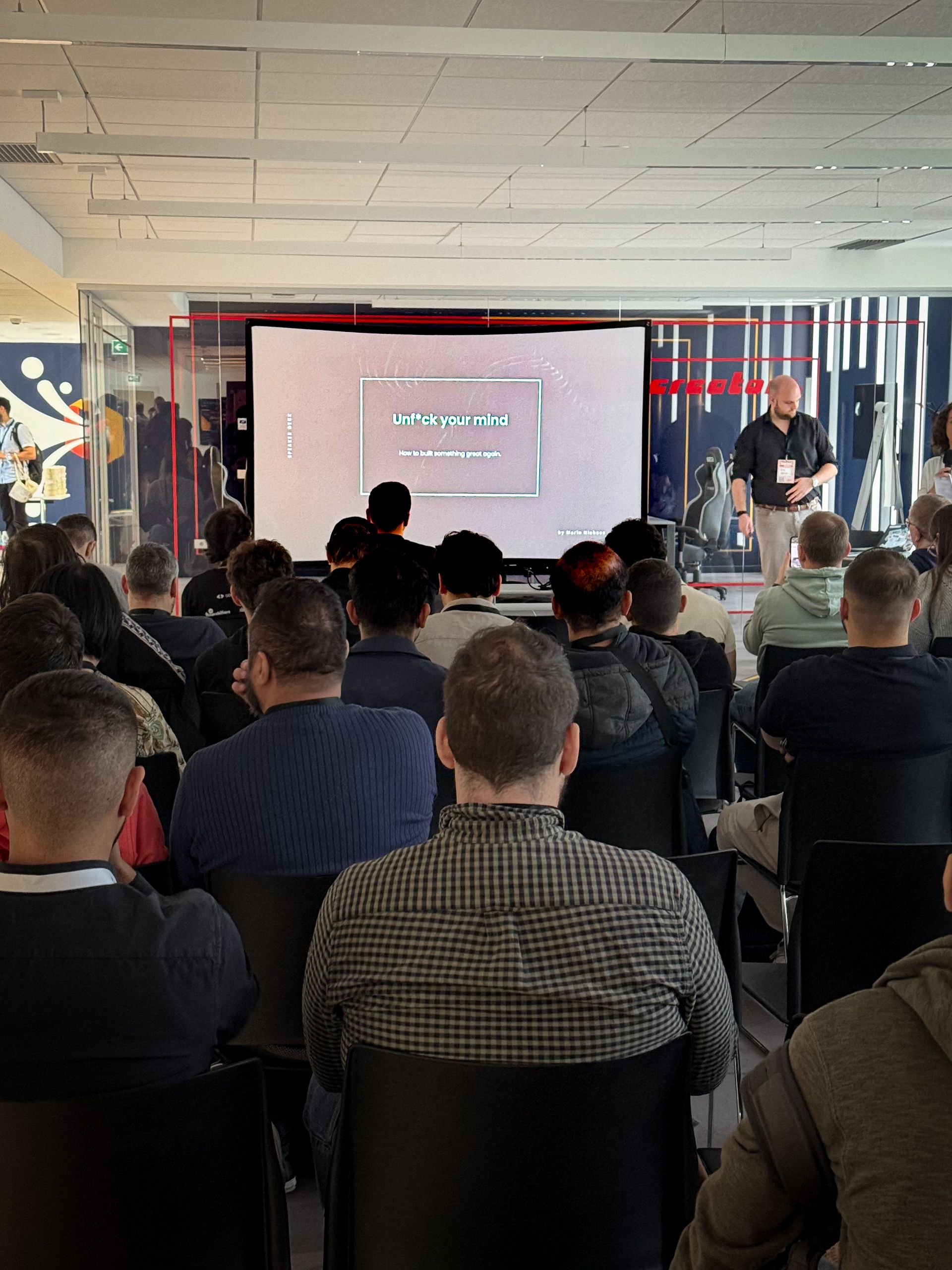 A packed room watching the talk Unf*ck your mind, how to build something great again