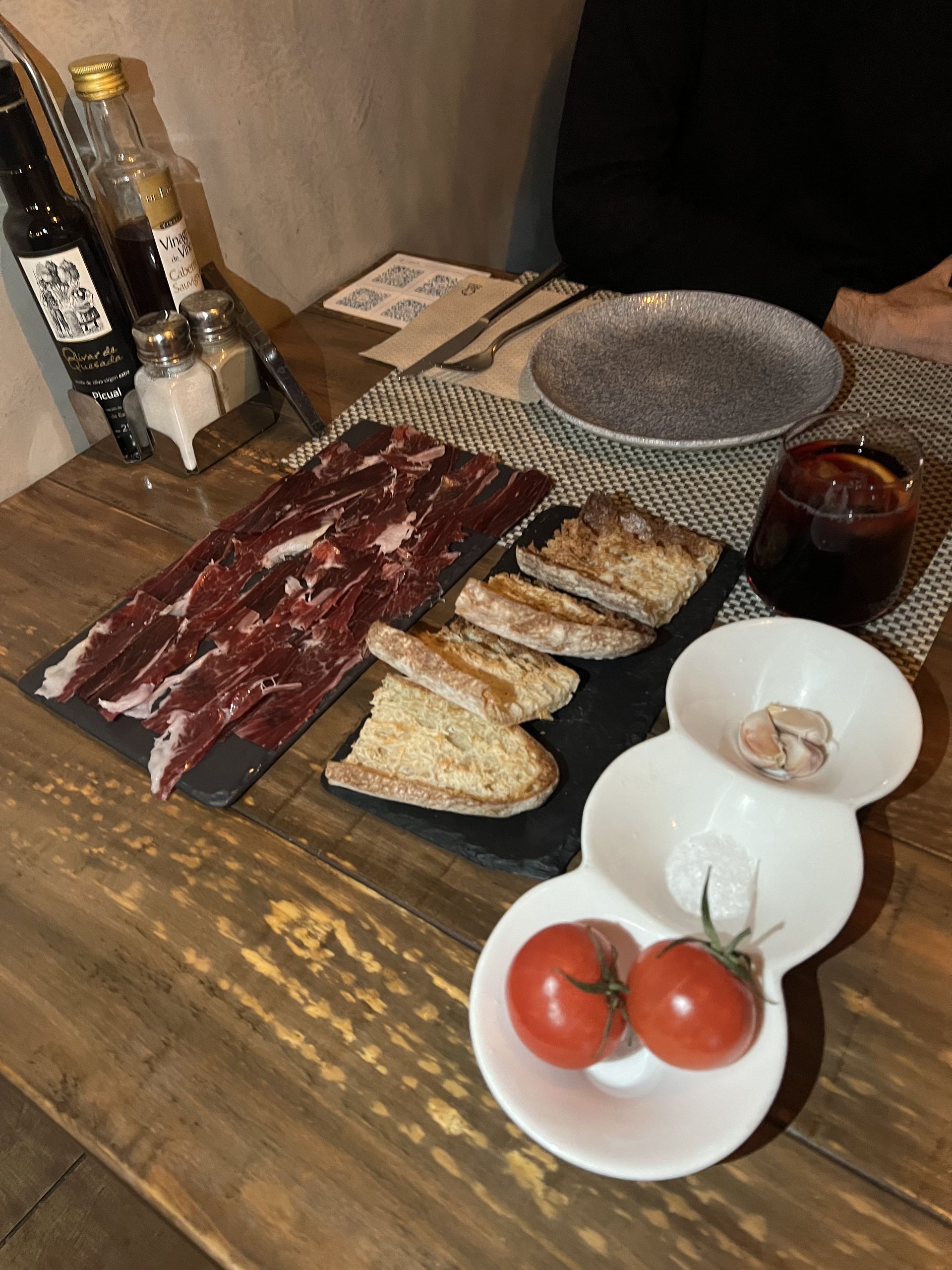 Jamón, pa amb tomàquet and a vermut on a table