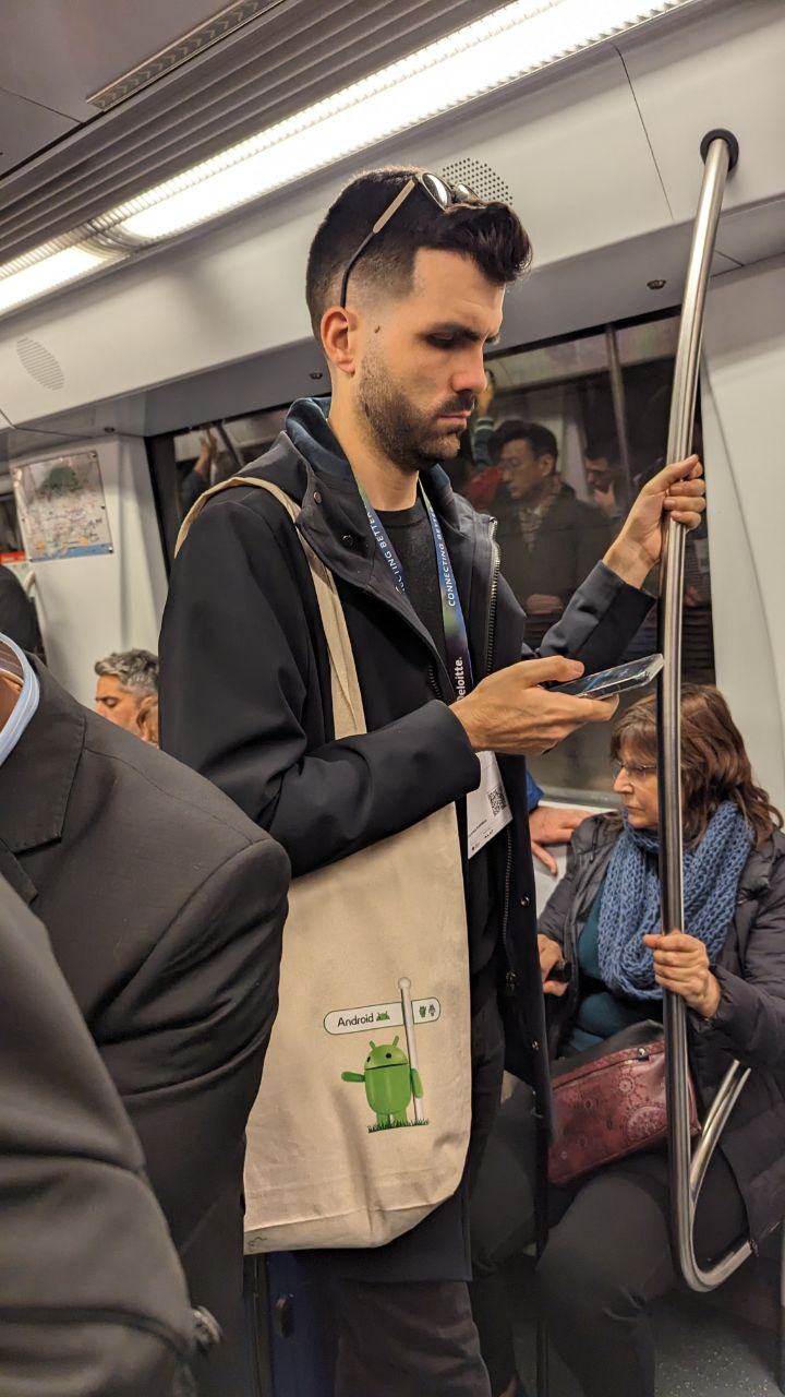 On the Barcelona metro with an Android tote bag